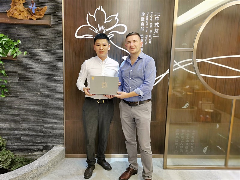 波蘭國家投資貿(mào)易局駐華首席代表Andrzej Juchniewicz贊譽(yù)“茗唐”中式茶