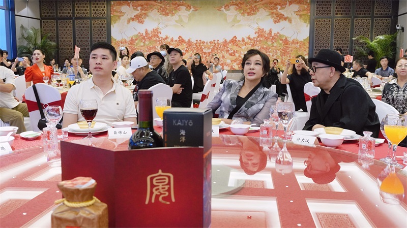 影視藝術(shù) 融合有光 | “茗唐”茶品牌攜手著名藝術(shù)家劉曉慶共同見(jiàn)證影視藝術(shù)拍賣(mài)公益