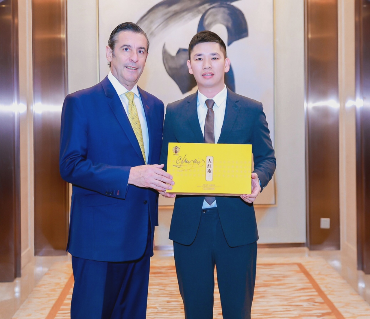 全球中小企業(yè)聯(lián)盟主席暨聯(lián)合國(guó)歷來最年輕副秘書長(zhǎng)簽名留念“茗唐”中式茶